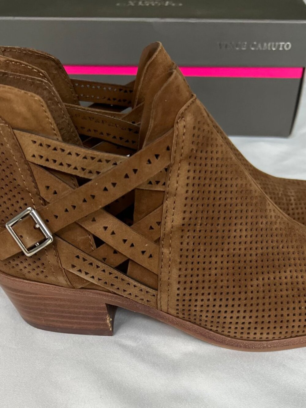 Vince Camuto Pranika Womens Brown Perforated Suede Ankle Booties Sz 8.5 - Picture 11 of 16